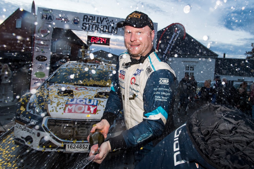 Rallykørerpokalen tildeles landets absolut bedste rallykører. Efter Stoholm Rally i november kunne Kenneth Madsen fra Ruds Vedby fejre, at han har vundet alle seks danske rallyer i år med sin Peugeot 208 T16 R5 og dermed også Rallykørerpokalen
(Foto: Glad Sport)